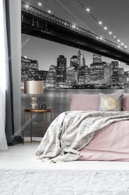 Wizualizacja, czarnobiała fototapeta z mostem Brooklyńskim nocą w Nowy Jork. Nowoczesna fototapeta świetnie sprawdzi się w pokoju dziennym, salonie, sypialni, przedpokoju, jadalni, biurze oraz pokoju młodzieżowym.
