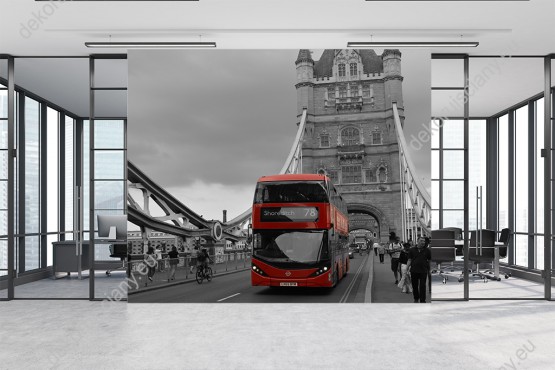 Wizualizacja fototapety z widokiem na czerwony autobus przejeżdżający przez most Tower Bridge. Fototapeta do pokoju dziennego, młodzieżowego, sypialni, salonu, biura, gabinetu, przedpokoju i jadalni.