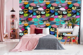 Wizualizacja tapety na ścianę do pokoju dziennego, młodzieżowego, sypialni, salonu. Tapeta przedstawia kolorowe usta, na czarnoszarym geometrycznym tle.