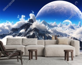 Wizualizacja fototapety z widokiem na ośnieżone góry w pierzastych chmurach, a w tle odległa planeta. Fototapeta do pokoju dziennego, młodzieżowego, sypialni, salonu, biura, gabinetu, przedpokoju i jadalni.