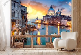 Wizualizacja fototapety z widokiem na wenecki zachód słońca nad kanałami i płynącymi o zmierzchu gondolami. Fototapeta do pokoju dziennego, sypialni, salonu, biura, gabinetu, przedpokoju i jadalni.
