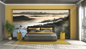 Wizualizacja fototapety z widokiem na zamglone góry o wchodzie słońca. Fototapeta do pokoju dziennego, sypialni, salonu, biura, gabinetu, przedpokoju i jadalni.