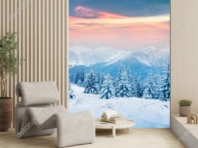 Wizualizacja fototapety przedstawiająca piękny, zimowy wschód słońca w Karpatach. Fototapeta do pokoju dziennego, salonu, biura, gabinetu, sypialni, przedpokoju i jadalni.